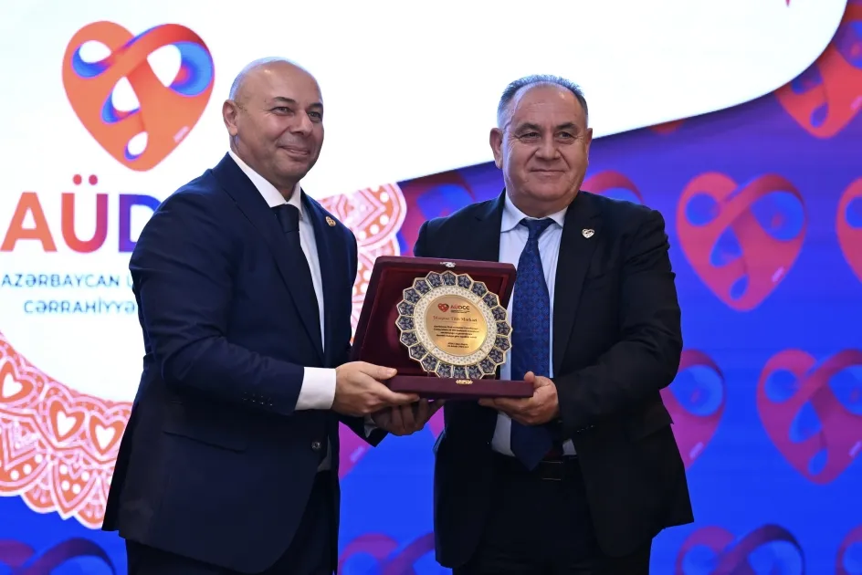 Azərbaycan Ürək və Damar Cərrahiyyəsi Cəmiyyətinin 20 illik yubileyində Diaqnoz Tibb Mərkəzinin Baş Həkimi Ələddin Cabbarov mükafata layiq görülüb