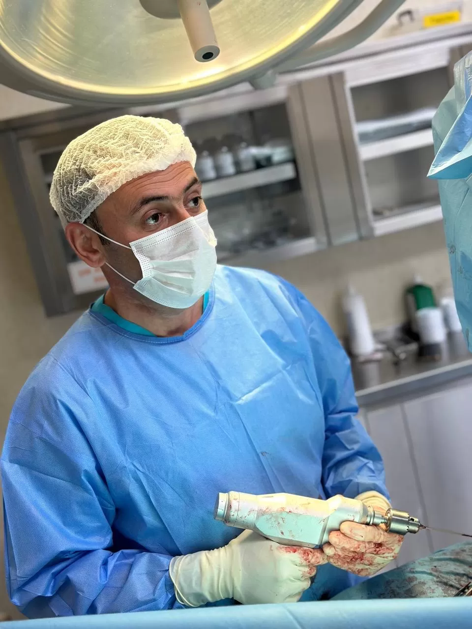 Diaqnoz Tibb Mərkəzinin Ortoped-Travmatoloqu Dr. Zahid Səfərov tərəfindən bud-çanaq protezi əməliyyatı uğurla icra olunub 