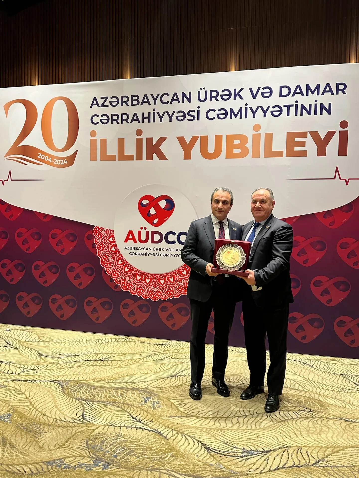Azərbaycan Ürək və Damar Cərrahiyyəsi Cəmiyyətinin 20 illik yubileyində Diaqnoz Tibb Mərkəzinin Baş Həkimi Ələddin Cabbarov mükafata layiq görülüb